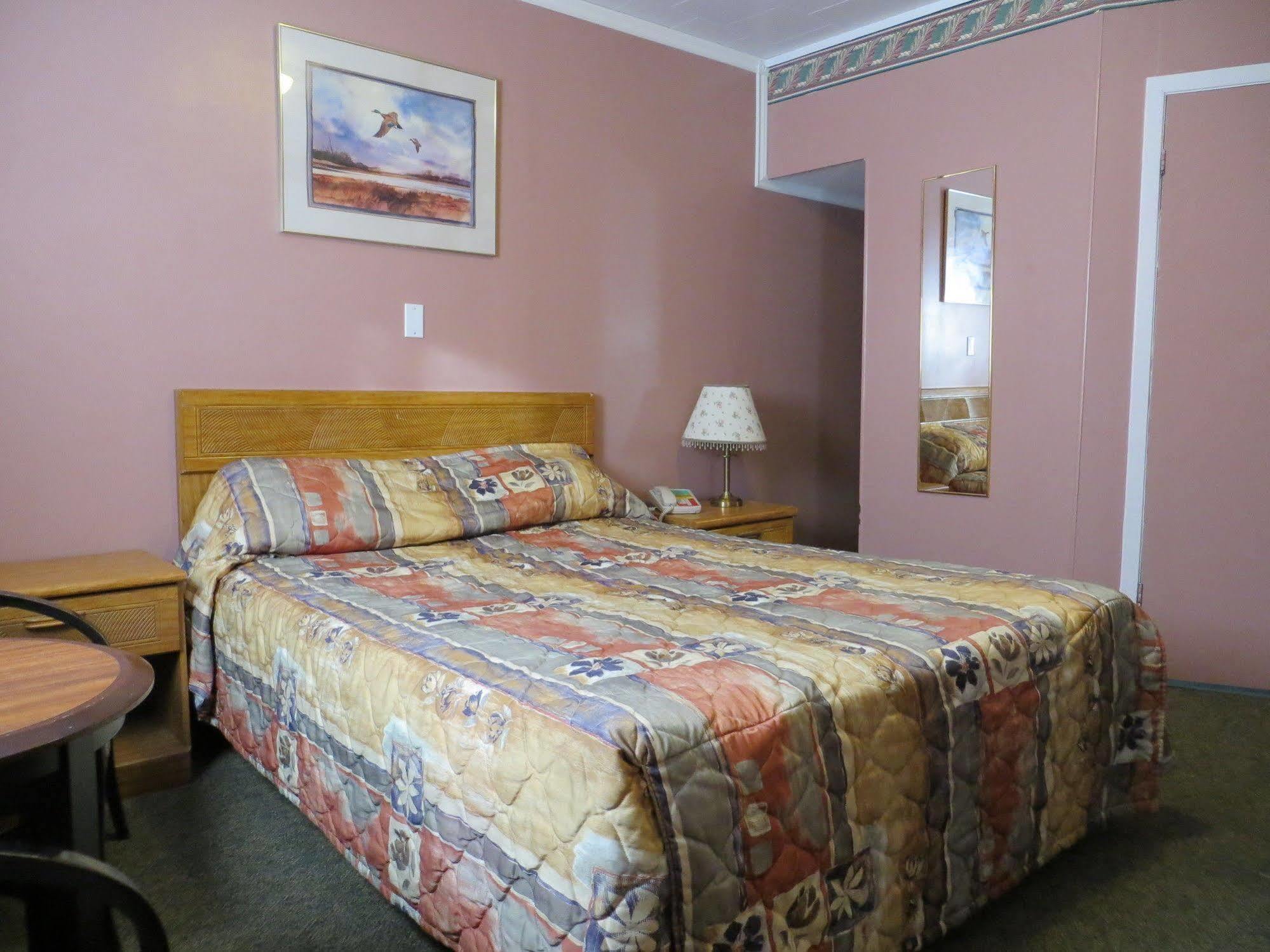 Kings Inn Orillia Room photo